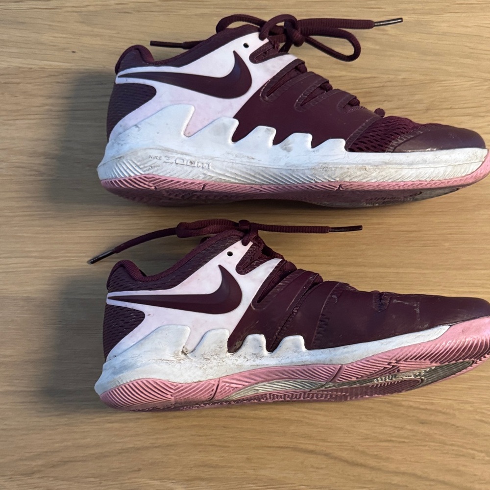 Nike Burgundy and White Mesh Athletic Sneakers Youth 4 - Picture 4 of 6